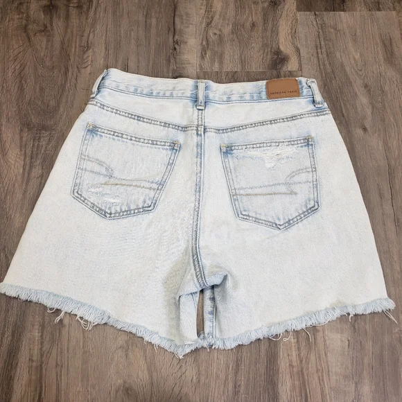 AE Mom Short Light Wash Women's 2 (28) High Rise Distressed Jean Shorts Raw Hem - Picture 2 of 8